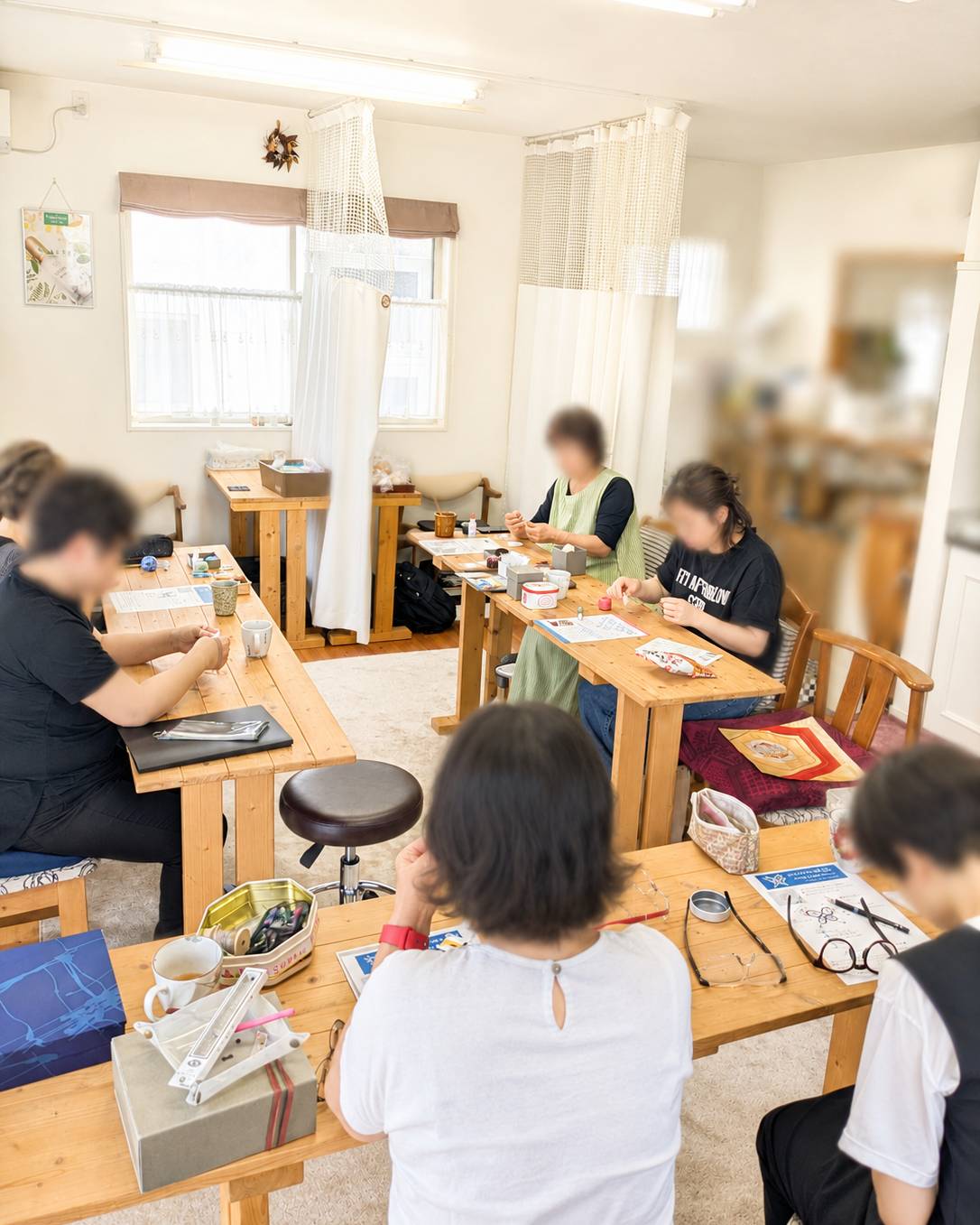 明るい教室でタティングレースに取り組む生徒の皆さん