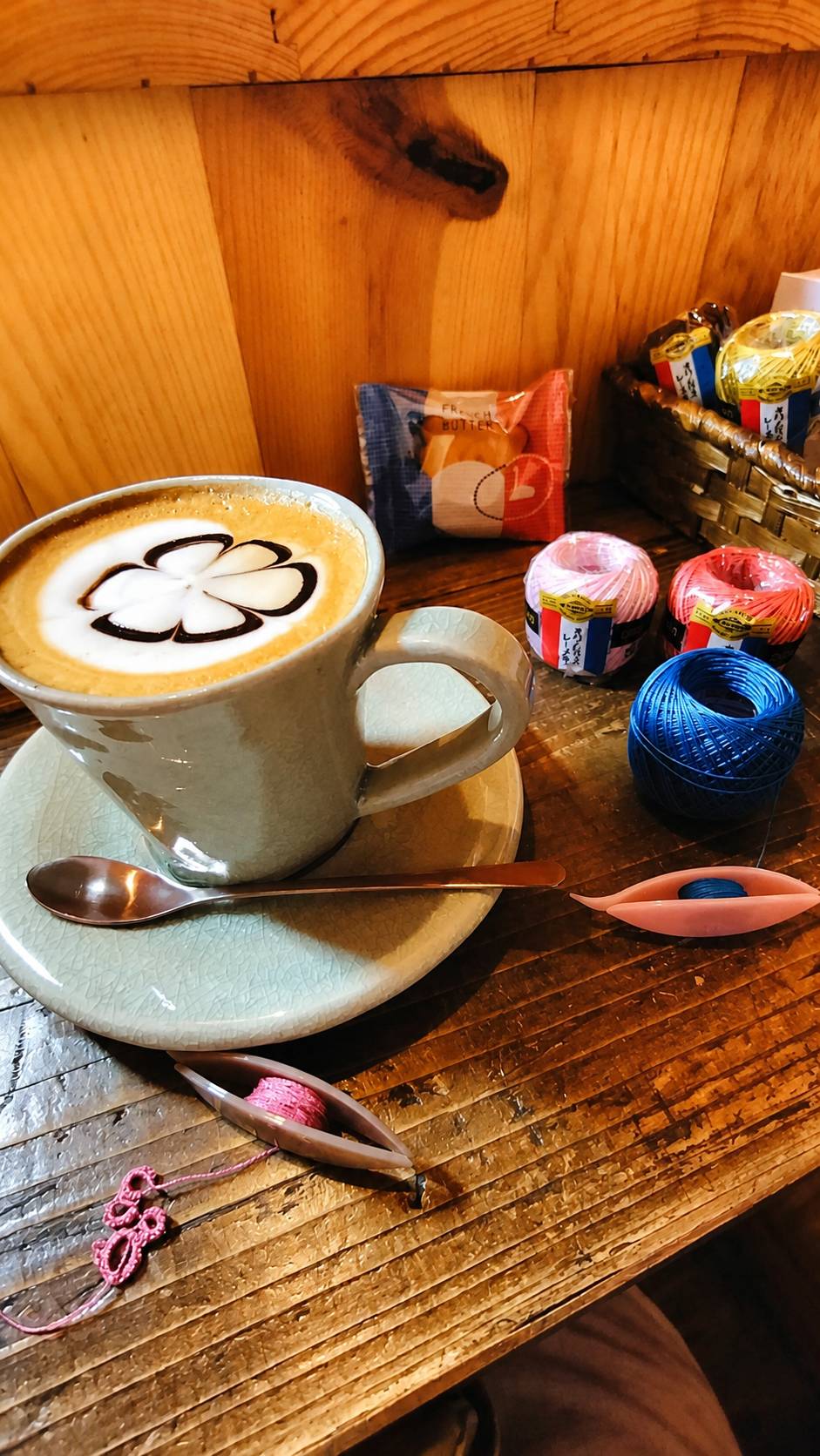 コーヒーと色とりどりの糸、シャトルを並べた教室のテーブル