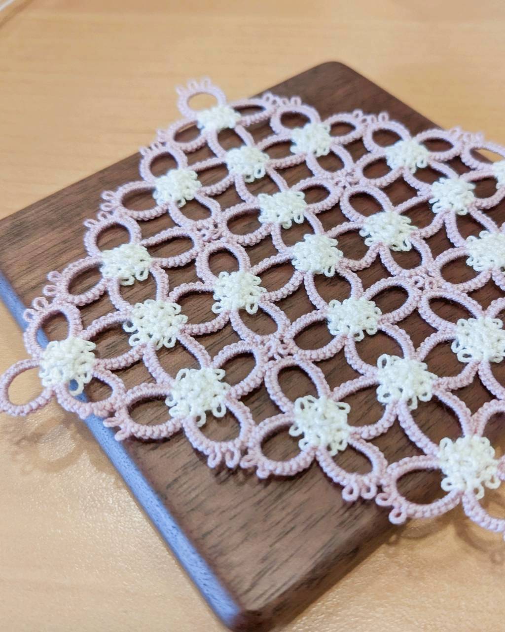 淡い桃色と白の花模様をつないだ作品