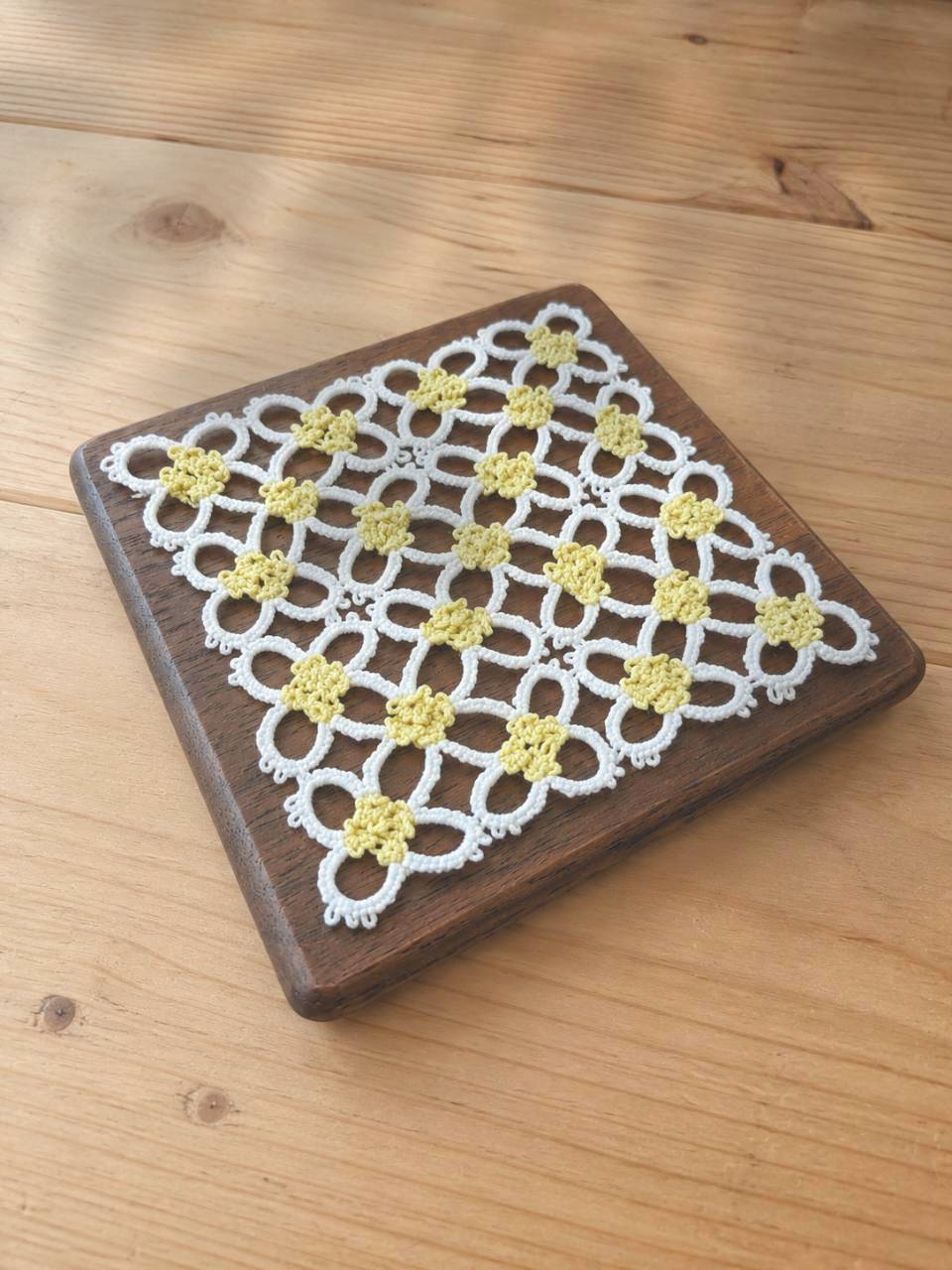 白と黄色の花模様をつないだ作品