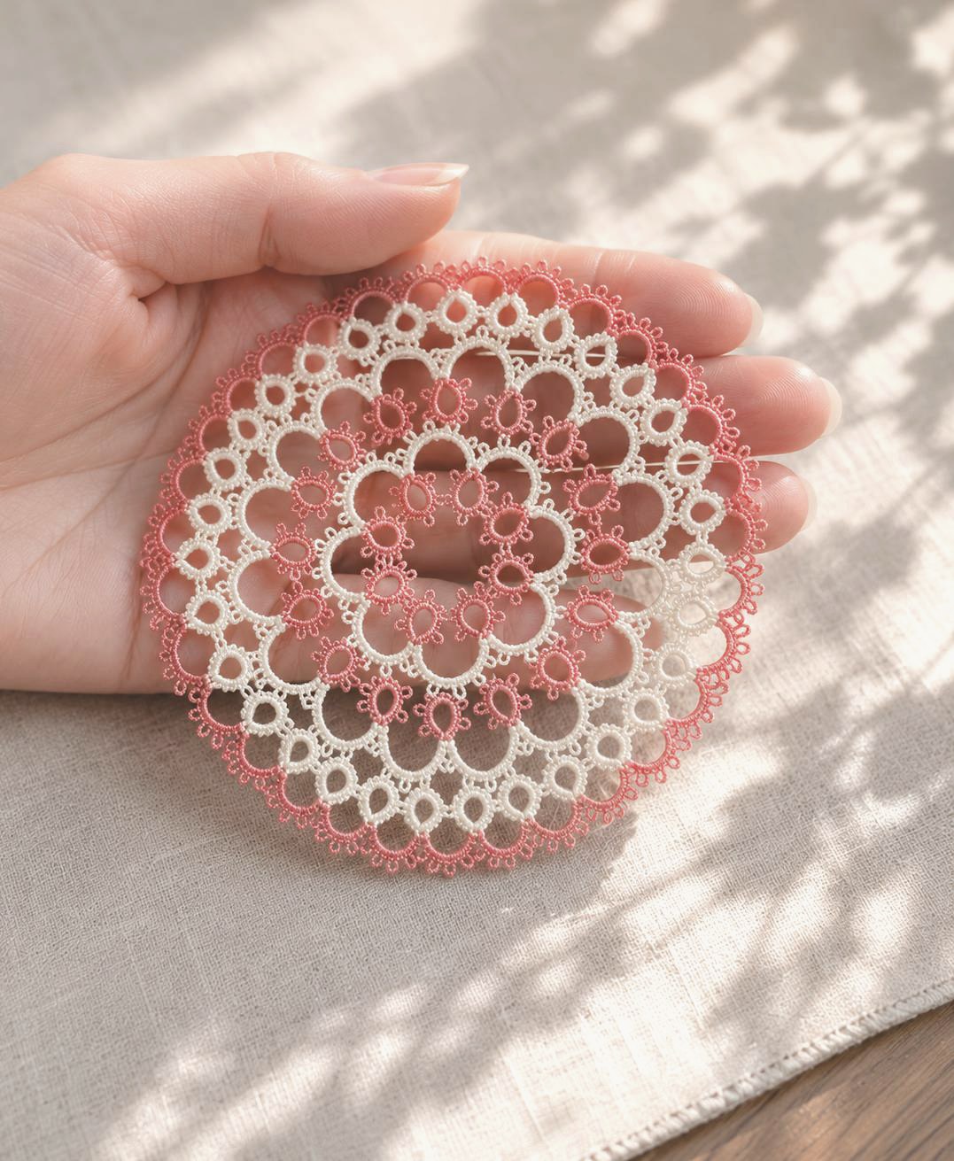 手のひらにのせたタティングレースの作品